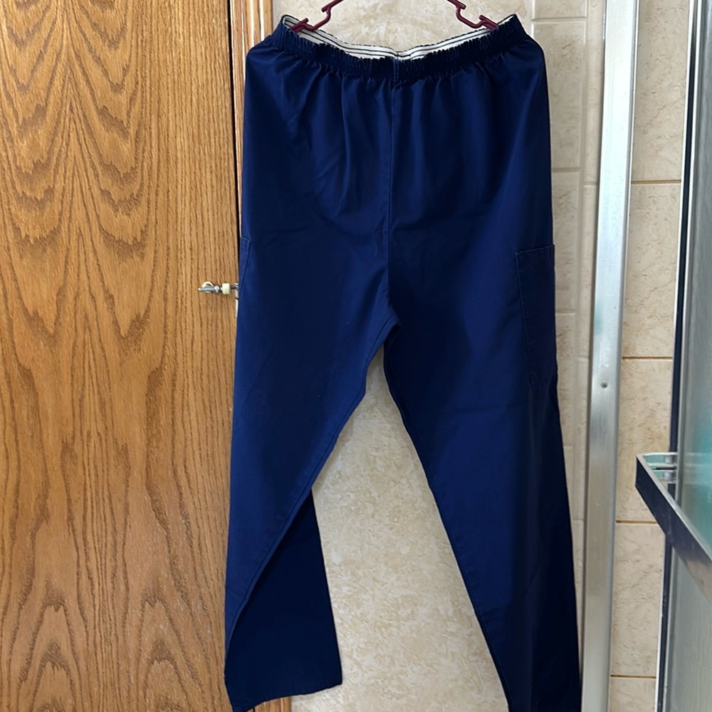 Elastic waist scrub pants with side pockets